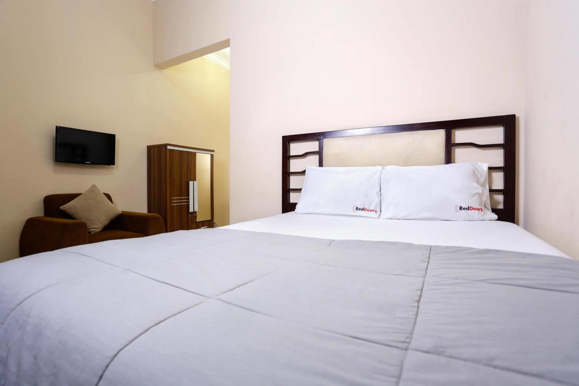 Reddoorz Near Metro Indah Mall Hotel