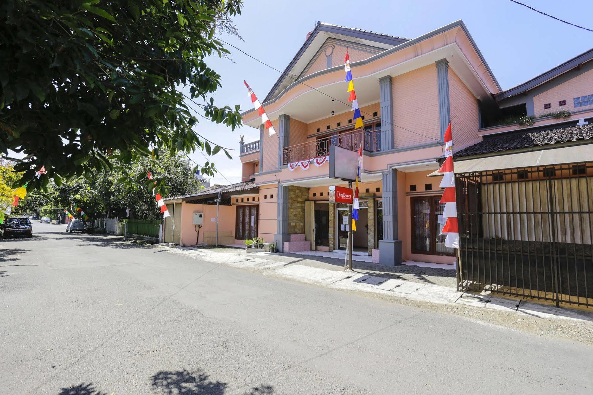 Reddoorz Near Metro Indah Mall