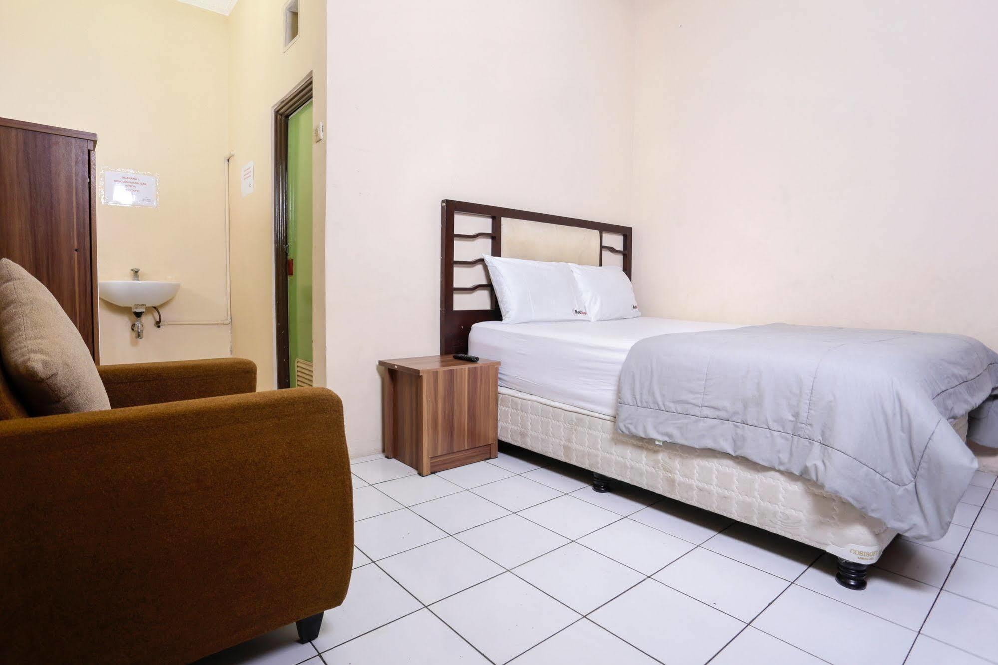 Reddoorz Near Metro Indah Mall 3*