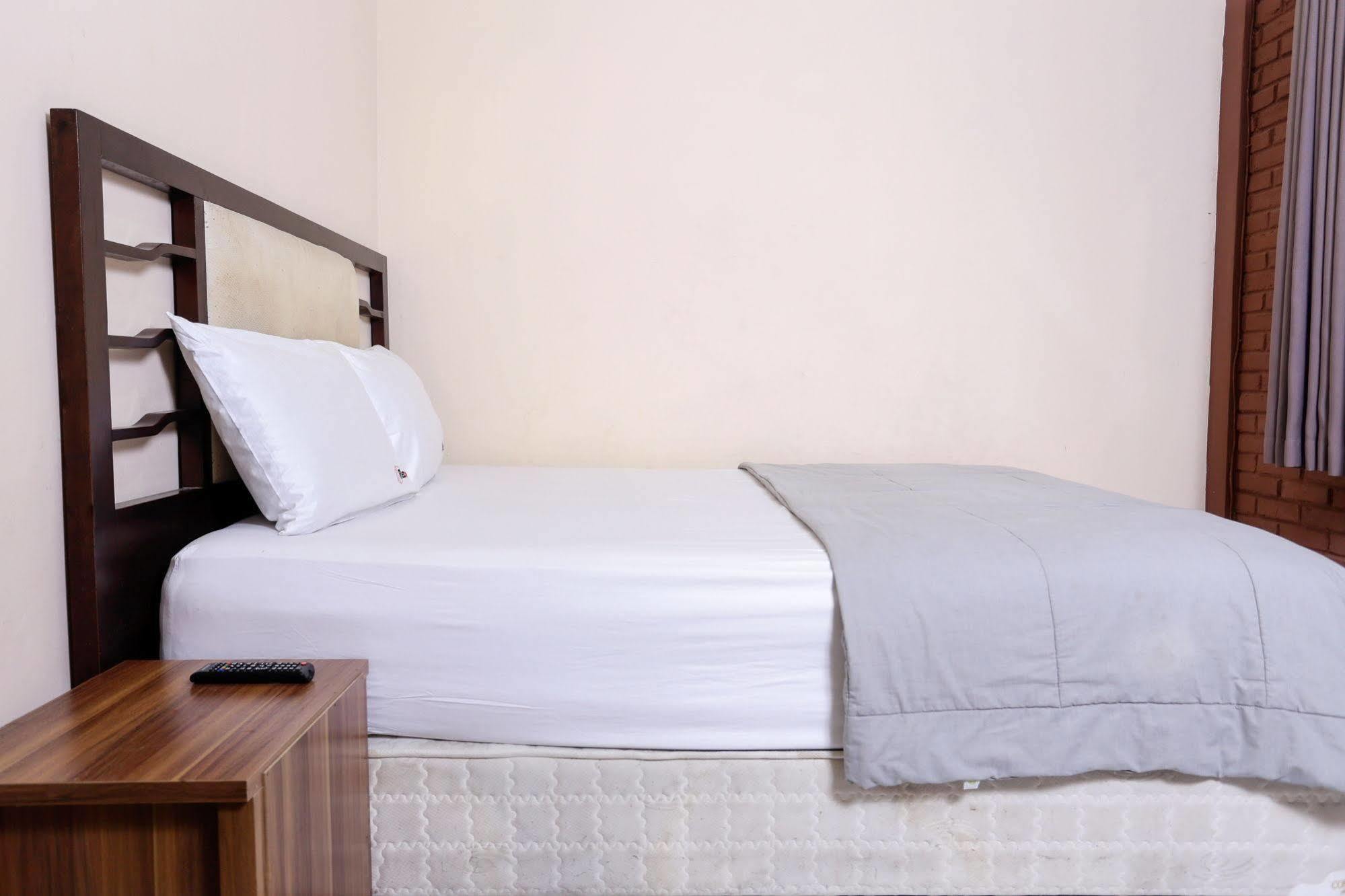 Reddoorz Near Metro Indah Mall Hotel