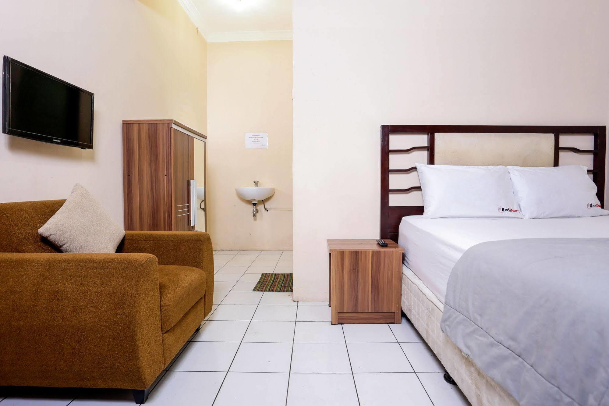 Hotel Reddoorz Near Metro Indah Mall