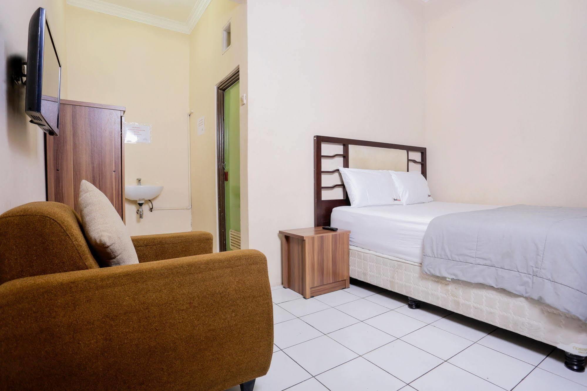 Reddoorz Near Metro Indah Mall