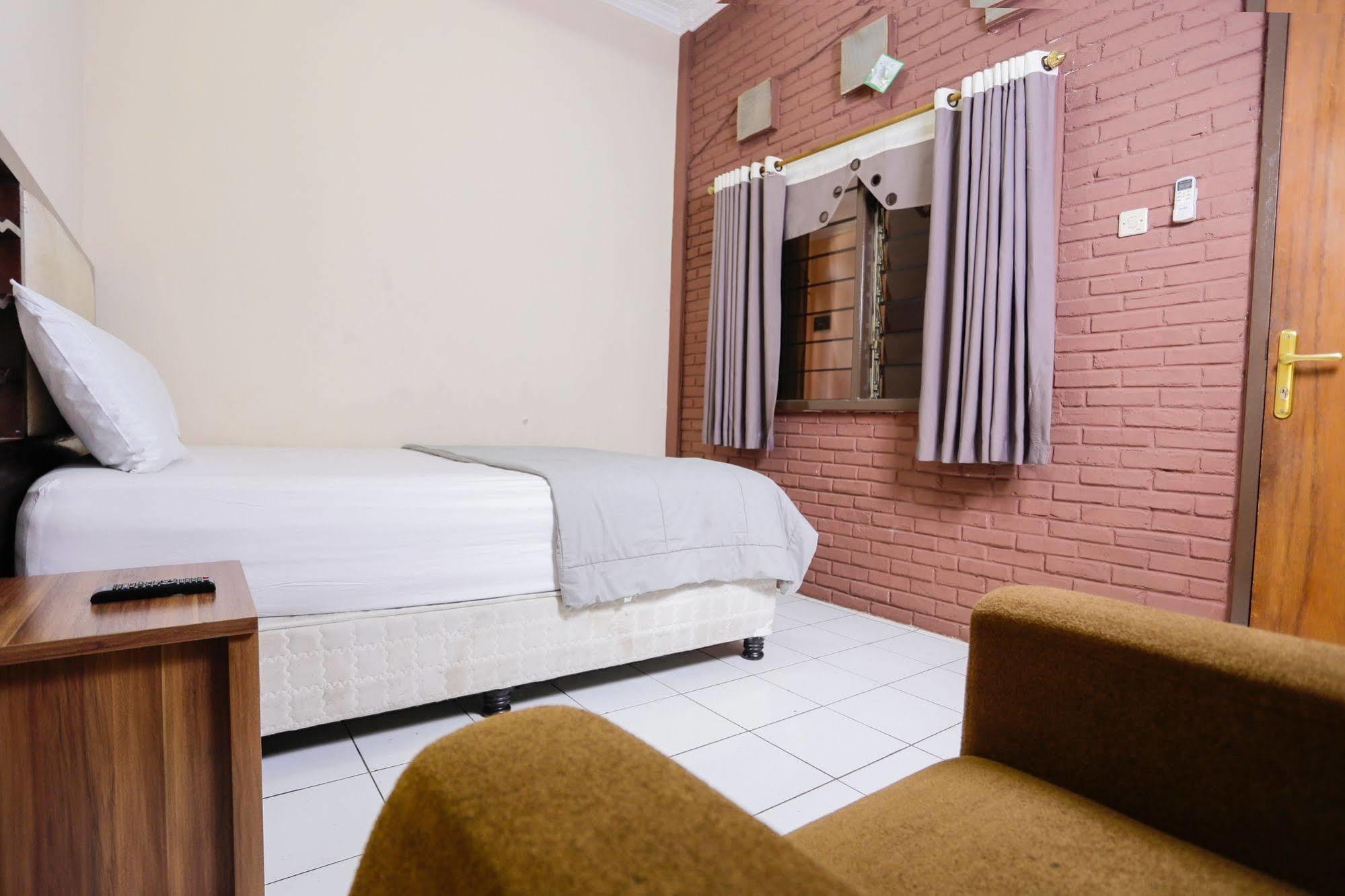 Reddoorz Near Metro Indah Mall Hotel 3*