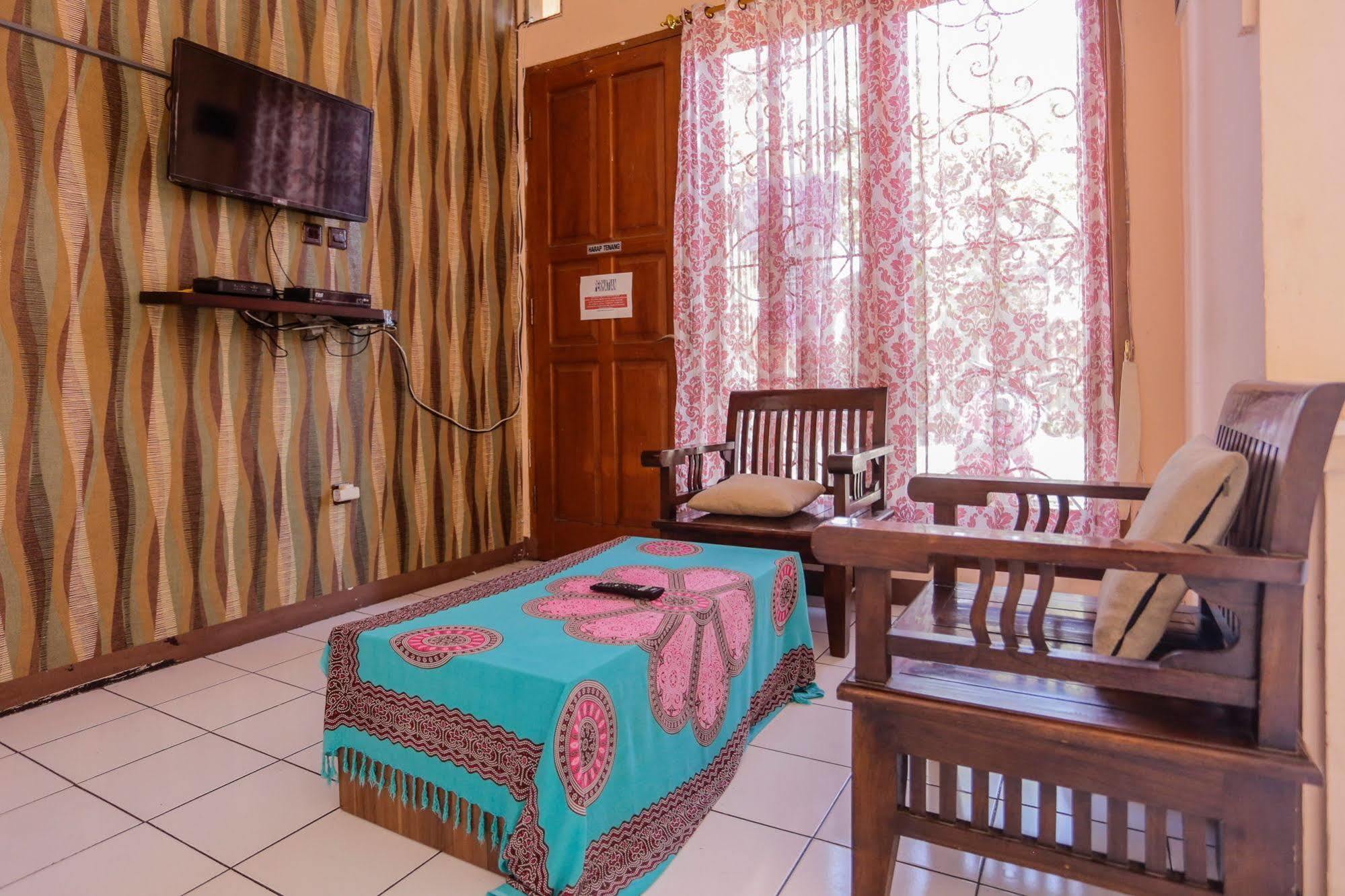 Reddoorz Near Metro Indah Mall Hotel